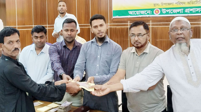 পাংশায় প্রধানমন্ত্রীর ত্রাণ ও কল্যাণ তহবিলের অর্থ ও সামগ্রী বিতরণ